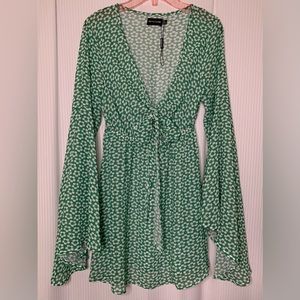 Pretty Little Thing Green Floral Mini Length Dress Flare Sleeves Size 4
